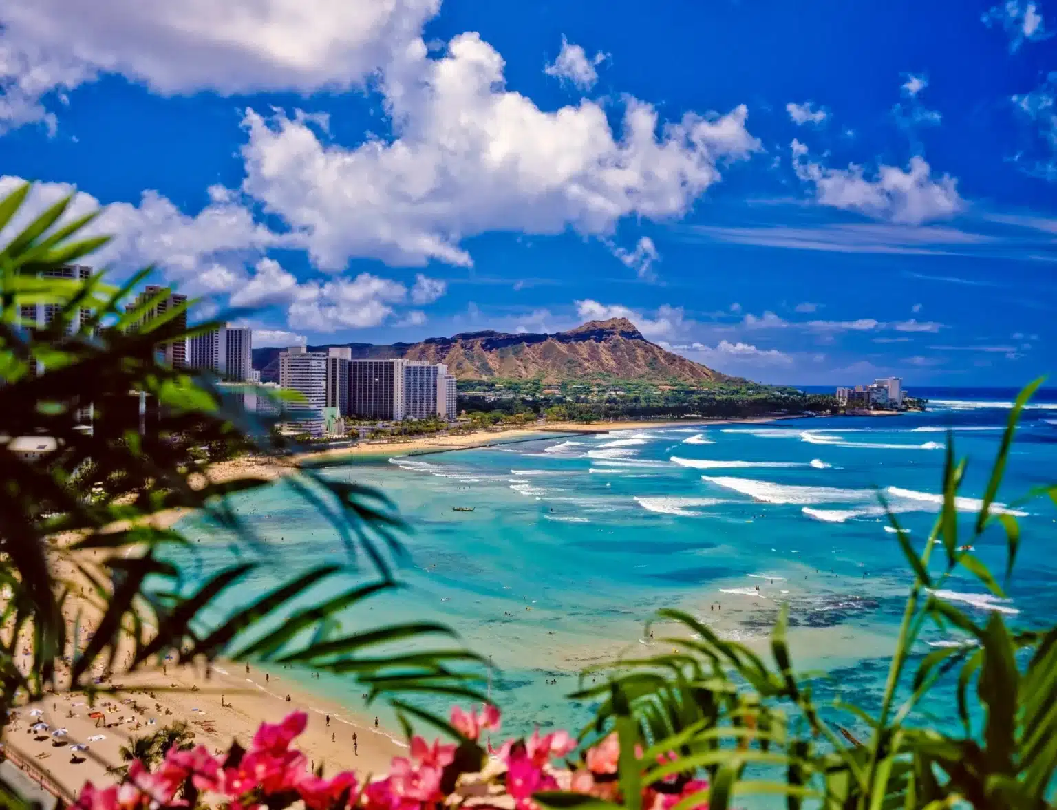 Waikiki Beach: Beach Attraction in the town of Honolulu on Oahu