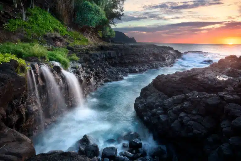 Queen's Bath is a Beach located in the city of Princeville on Kauai, Hawaii